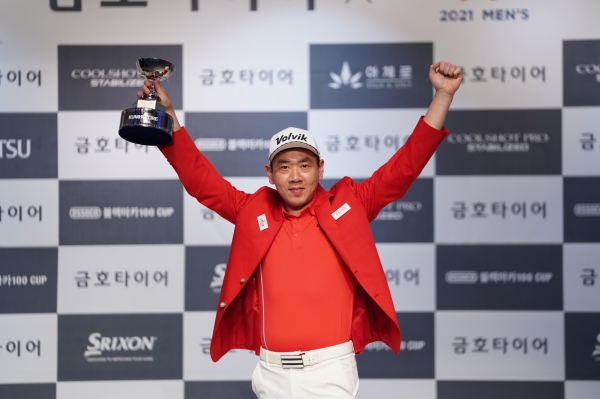 지난 3일 ‘2021 금호타이어 GTOUR 남자대회 2차 결선 시상식에서 우승자 이성훈이 우승 포즈를 취하고 있다.