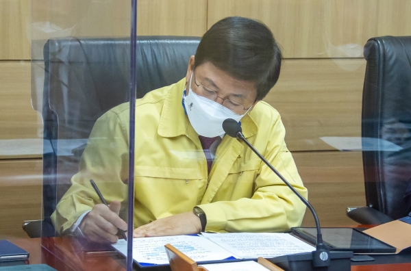 청렴서약서 서명하는 최교진 세종교육감