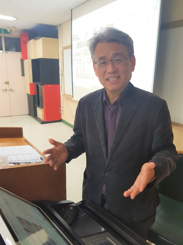 정강환 배재대 관광축제리조트경영학과 교수가 온라인 전문가 특강에 앞서 인사말을 하고 있다.