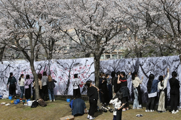 5일 목원대 교정 벚꽃길에서 미술대학 미술학부 학생들이 야외스케치를 하고 있다.