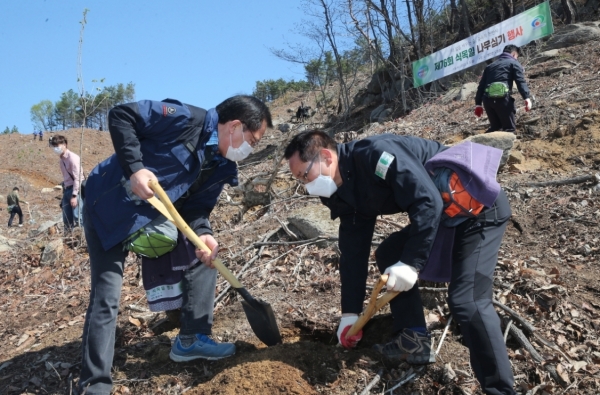 천안시의회 의원 및 직원들이 5일 식목일 맞이 나무심기 행사에 참여했다.