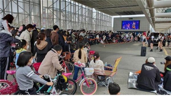 ‘버스킹 개인 및 단체 참가자 모집’ 공고 (지난해 버스킹 공연 모습)