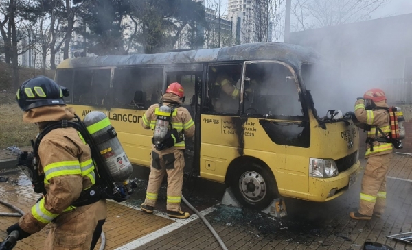 6일 오전 6시 32분경 세종시 종촌동 한 아파트단지 지상 주차장에서 25인승 미니버스가 불에 타 전소됐다.