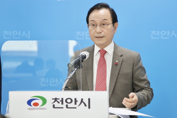 박상돈 천안시장이 6일 천안시청 브리핑실에서 총 3,500억원 규모의 4개 도로에 대한 ‘도로교통망 개선계획’ 브리핑을 하고 있다.