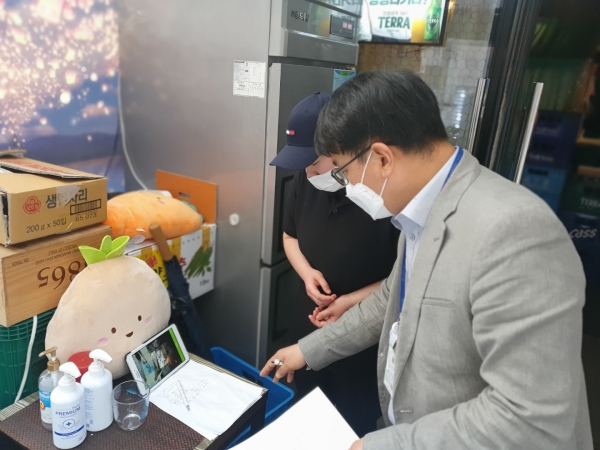 지난 5일 유성구 위생과 직원이 봉명동 내 음식점을 방문하여 방역수칙 준수 여부를 점검하고 있다
