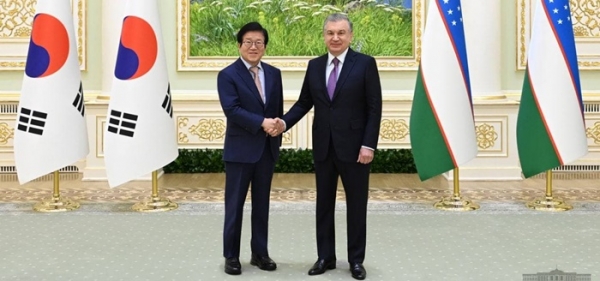 박병석 국회의장은 6일 우즈베키스탄의 수도 타슈겐트의 대통령 집무실에서 샤브카트 미르지요예프 우즈베키스탄 대통령을 만나 양국간 폭넓은 교류협력을 약속했다.