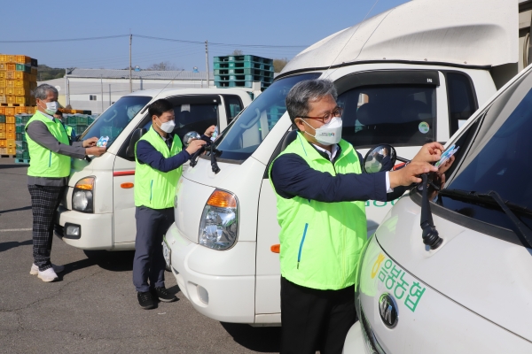 길정섭 충남세종농협 본부장(앞쪽), 여운철 NH농협은행 충남영업본부장(가운데), 정하선 음봉농협 조합장(뒷쪽)이 농협 60주년 대국민 홍보를 위한 차량용 스티커를 부착하고 있다.