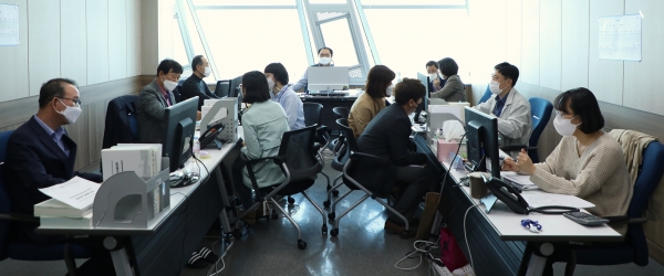 세종시의회 결산검사위원들이 자료를 살펴보고 있다.