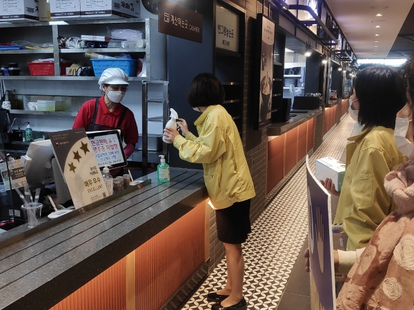 방역수칙 홍보 진행 중인 사진