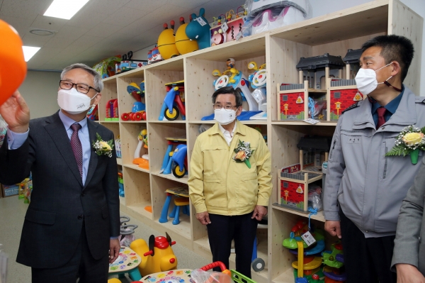 ‘서천군 가족누리센터’ 내부를 둘러보고 있는 노박래 군수