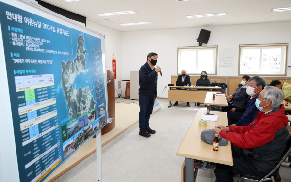 지난 10일 어촌뉴딜300사업 현장인 만대항을 찾아 사업 진행 상황을 점검하고 있는 가세로 태안군수 모습.