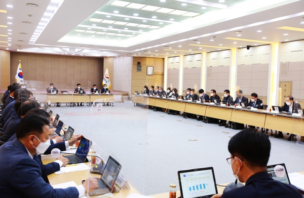 12일 시청 대회의실에서 열린 확대간부회의 장면