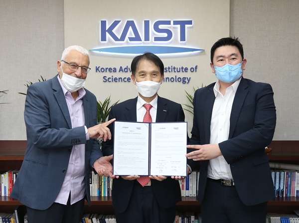 이갈 에를리히 요즈마그룹 회장(왼쪽)과 이광형 KAIST 총장(가운데), 이원재 요즈마그룹 아시아총괄대표가 KAIST 대전 본원에서 MOU를 체결했다.