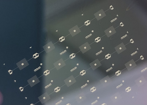 ▲ KRISS에서 개발한 초전도 나노전기역학 소자 제작 이미지