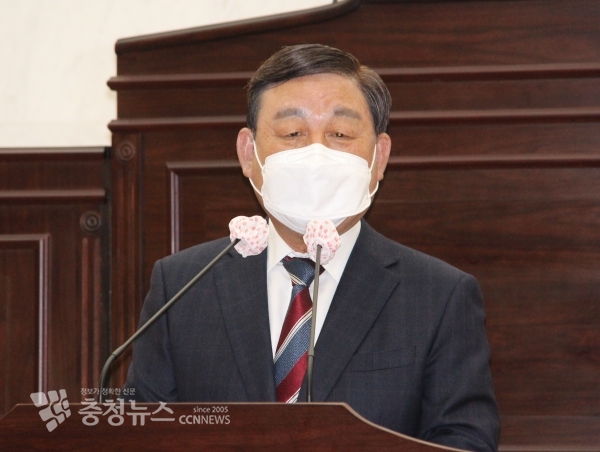 예산군의회 30주년 기념식에서 축사하는 황선봉 군수