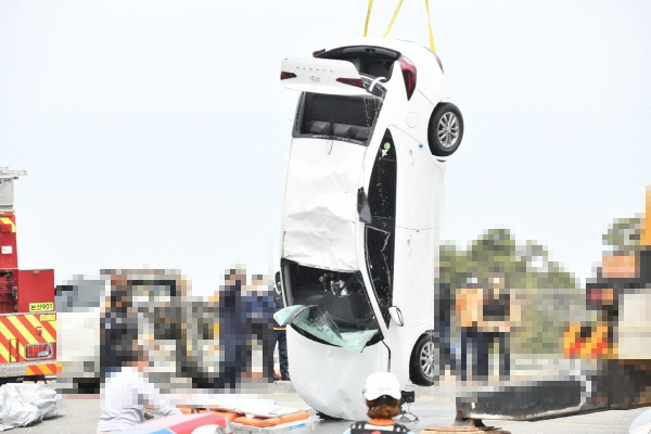 사고 차량 인양 모습