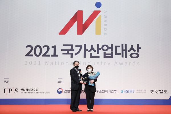 조동성 산업정책연구원 이사장(좌), 김남희 건강보험심사평가원 업무상임이사(우)