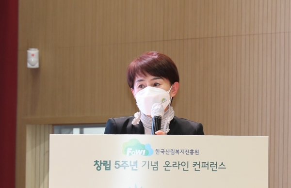 백난영 한국산림복지진흥원 국립양평치유의숲 센터장이 15일 대전 유성구 숲체원로 국립대전숲체원에서 열린 '산림복지 상생 데이'에서 산림복지시설을 활용한 지역인재 육성사례에 대해 발표하고 있다