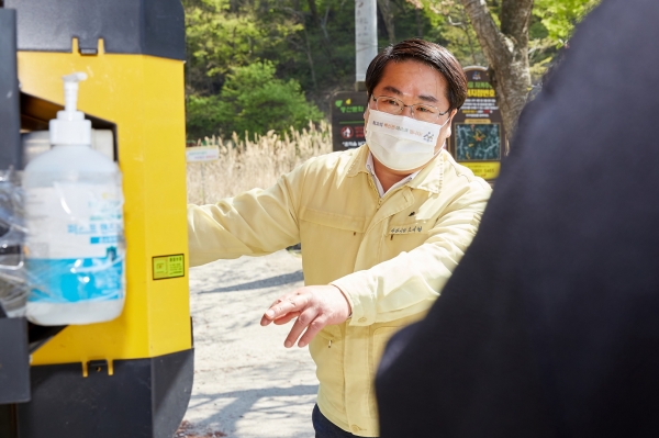 오세현 시장이 광덕산 주요등산로 현장점검을 실시하고 있다