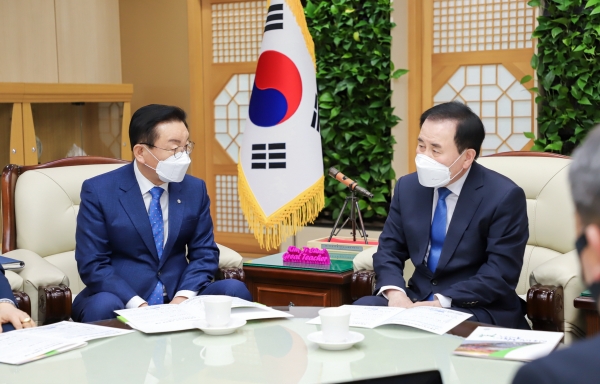 계룡시 교육현안을 논의하고 있는 최홍묵 시장(좌)과 김지철 교육감(우)
