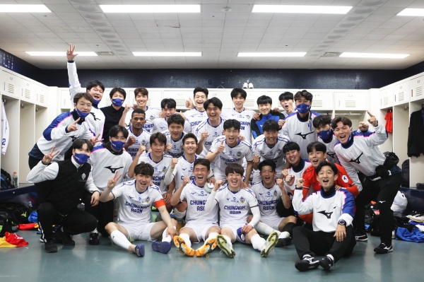 충남아산프로축구단 선수들