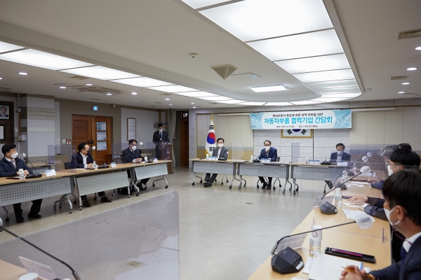 윤찬수 부시장과 자동차협력기업 관계자와의 간담회 장면