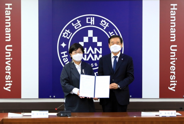 한남대 이광섭 총장(사진 오른쪽)과 국립세종수목원 이유미 원장이 업무협약을 체결하고 있다.