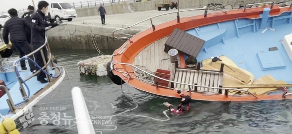 태안해경구조대원이 입수해 사고어선 예인줄 결속작업 중에 있다. / 출처=태안해양경찰선
