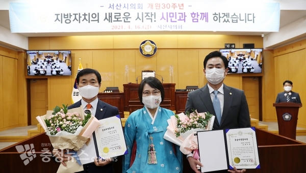 좌로부터 안원기 의원, 이연희 의장,  최기정 의원.