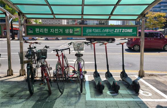 유성온천역 6·8번 출구 자전거 거치대 옆에 설치된 ‘공유킥보드 전용 주차존’