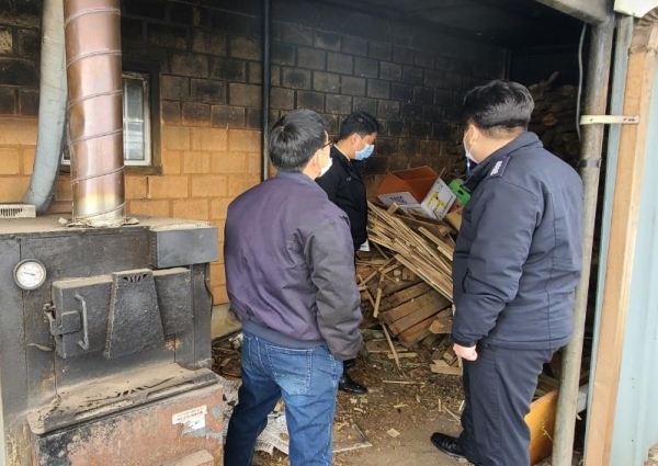 화재로 불에 탄 민박집 모습.