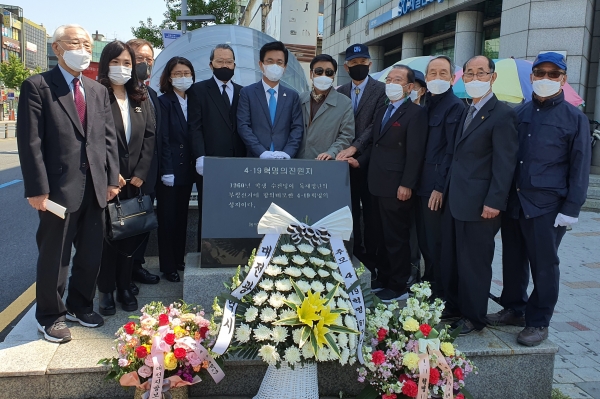 대전지방보훈청, 4.19혁명 진원지인 대전 목척교에서 표지석 헌화 모습