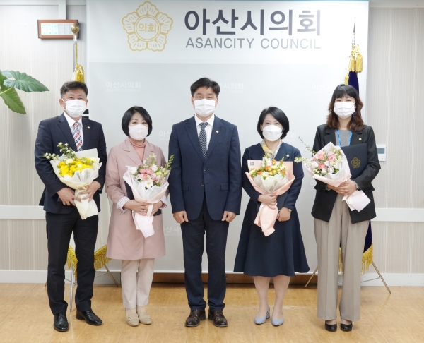 왼쪽부터 윤원준 의원, 이의상 의원, 황재만 의장, 조미경 의원, 김미영 의원