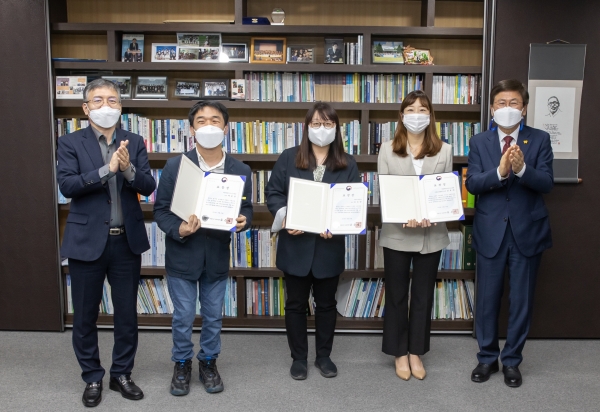 사진 왼쪽부터 특수교육담당 최기상 장학관, 세종특수교육지원센터 여운준 교사, 세종누리학교 김숙란 교사, 세종특수교육지원센터 김윤의 주무관, 최교진 교육감.
