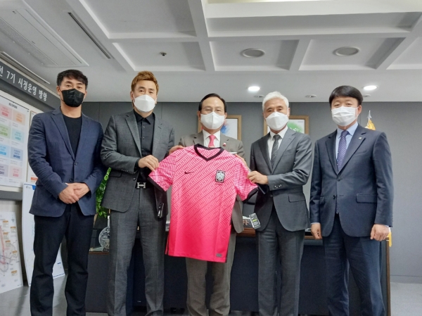 19일 오전 천안시 시장실에서 대한축구협회와 천안시 축구발전을 위해 소통의 장 펼쳐