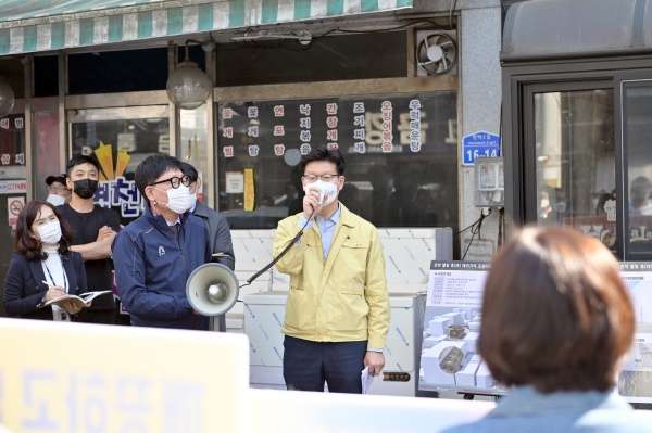 전막 별빛 휴 테마거리 조성 현장을 찾은 김 시장