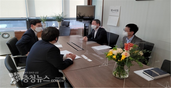이용붕 부군수가 수도권 공공기관을 방문해 홍보를 펼치는 모습