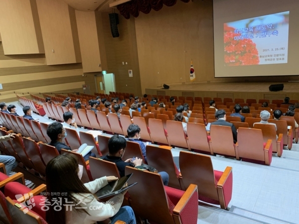 인공지능 교육 선도학교의 교감과 업무 담당자가 모여서 협의회를 진행하고 있다.