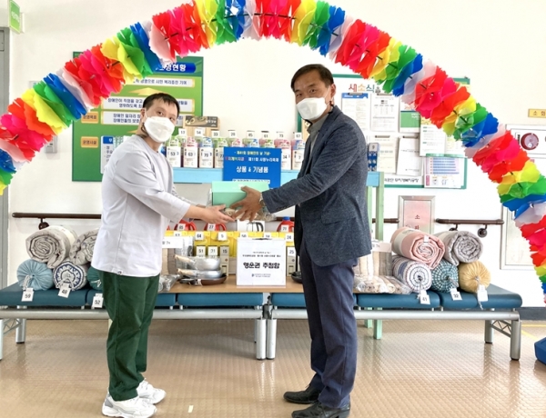 기념품 증정사진