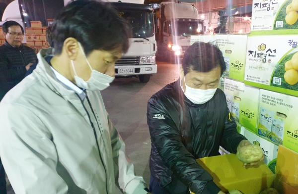 지난 16일 서산시의회 김맹호 의원이 농업기술센터 담당자와 함께 가락동 농수산물도매시장을 방문해 달래 경매가격 안정 방안을 모색하고 신소득 작물 발굴과 농산물 유통·판매 지원 방향을 확인했다.