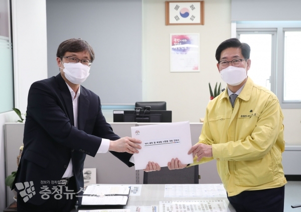 (왼쪽부터) 이철조 항만국장과 양승조 충남도지사