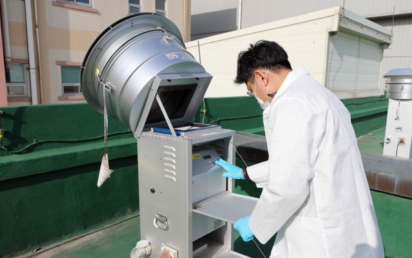 미세먼지 측정소에서 미세먼지를 포집해 시료를 확보하는 모습.