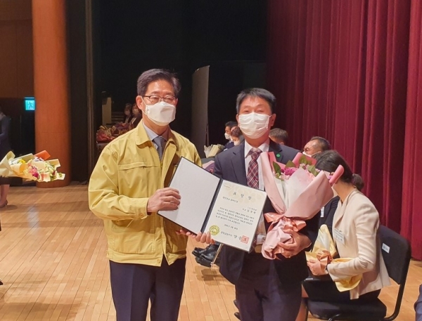 사단법인 정심회 길윤현 회장이 지난 20일 제41회 장애인의날 기념식에서 장애인복지 유공 도지사 표창을 받았다.