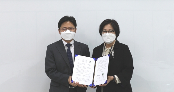 국립세종수목원-국립중앙과학관 업무협약 체결식. 왼쪽부터 국립중앙과학관 유국희 관장, 국립세종수목원 이유미 원장.