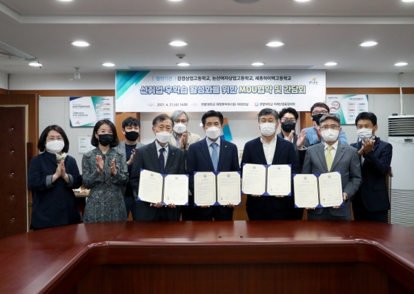 한밭대 최병욱 총장(앞줄 왼쪽에서 네번째)과 강경상고 박영해 교장(앞줄 왼쪽에서 세 번째), 논산여상고 조한호 교장(앞줄 왼쪽에서 다섯 번째), 세종하이텍고 최성식 교장(앞줄 왼쪽에서 여섯 번째), 그리고 각 기관의 관계자들이 업무협약 후 기념촬영을 하고 있다.