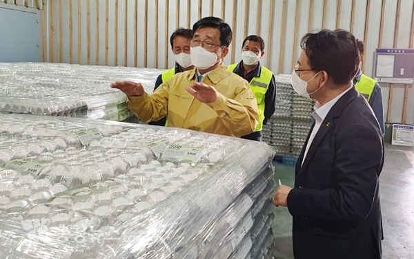 aT 이천비축기지 점검 현장을 방문한 aT 김춘진 사장(좌측 두 번째)