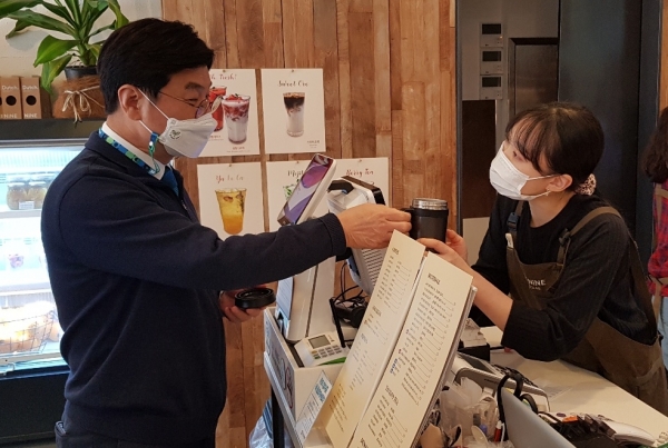 이춘희 세종시장(왼쪽)이 22일 지구의 날을 맞아 일회용품 사용 감량을 위한 '용기내세종' 운동에 동참했다.