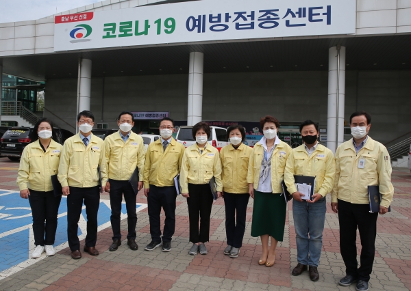 코로나19예방접종센터를 방문한 천안시의회 복지문화위원회 의원들.