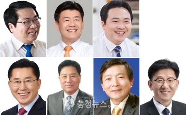 윗줄 왼쪽부터 오세현 아산시장, 박성순 충남자원봉사센터장, 윤지상 전 충남도의원, 박경귀 국민의힘 아산을 당협위원장, 유기준 전 아산시의회 의장, 이교식 아산시정연구원장, 전만권 천안시 부시장.