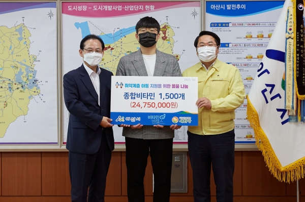 (왼쪽부터) 문진환 이사장, 김바울 대표, 오세현 아산시장이 전달식 후 기념사진을 찍고 있다